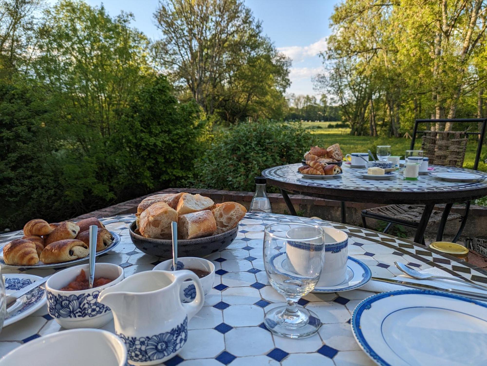 Bed and Breakfast Le Moulin Grenon Mézilles Esterno foto